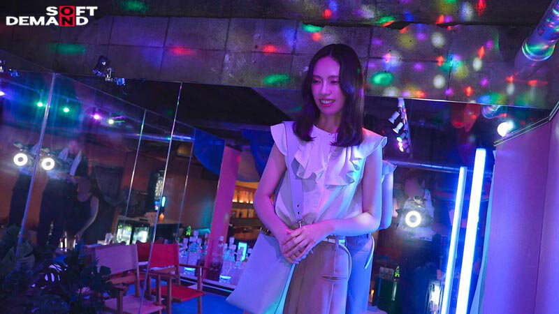 初めての大人数体験に挑む栗原早苗さんの表情を捉えたシーン