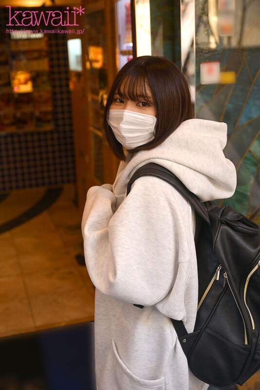 ダボっとしたパーカーとジーンズ姿で少し素朴な雰囲気を漂わせる凪宮ゆきの