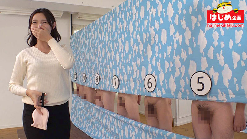 目隠しをされ男たちの前で跪く巨乳人妻と、それを見守る寝取られ願望の旦那