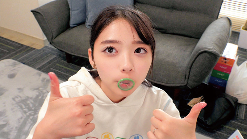 人妻えま役の二葉エマが登場する口付けコンドーム演出シーン