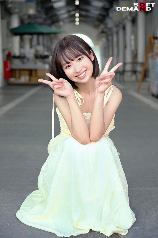 石川くるみ 22歳 保育士設定 明るい笑顔とスレンダーボディが印象的なサムネイルカット