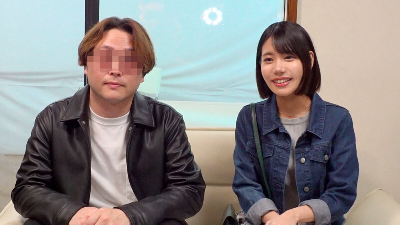 咲さん 26歳 素人妻 マジックミラースタジアムで夫婦インタビューを受けるシーン