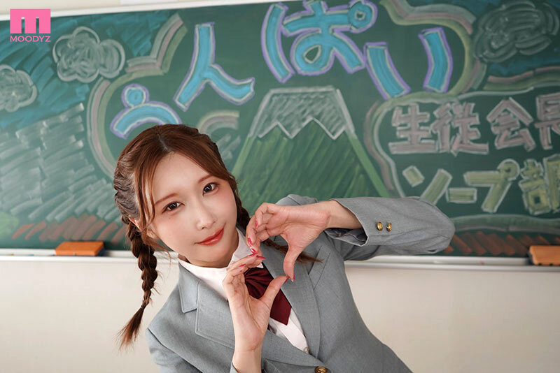 うんぱいちゃん 制服姿で清楚な雰囲気を見せる印象的なシーン