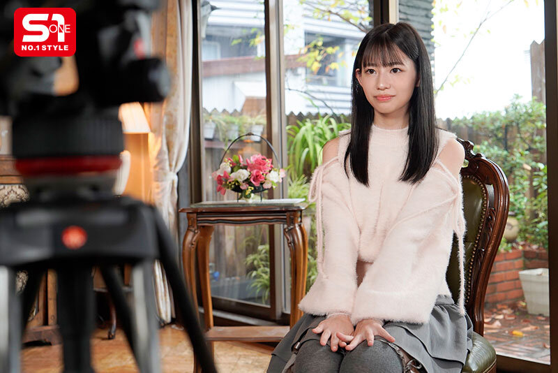 早坂奏音 インタビュー中に落ち着いた表情で受け答えする印象的なシーン